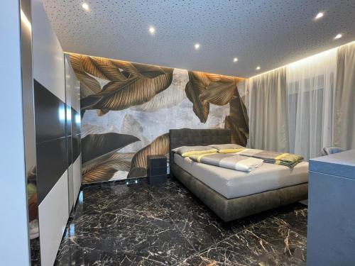 林茨Exklusive Wohnung的卧室配有一张壁画床