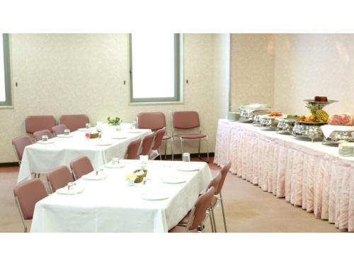 京都Pulsesin in Kyoto - Vacation STAY 73544v的用餐室配有桌椅和白色桌布