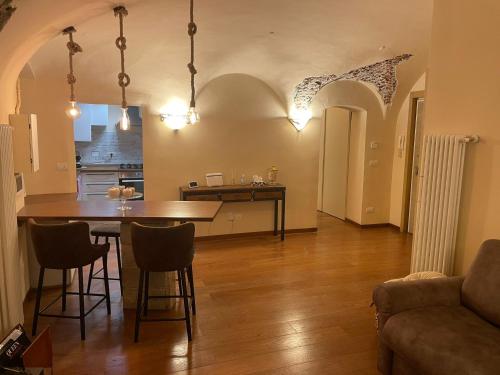 热那亚Il Nido Del Borgo的厨房以及带桌椅的起居室。