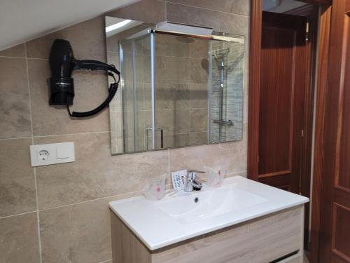 Novellana佛尔浓餐厅酒店的浴室设有白色水槽和镜子