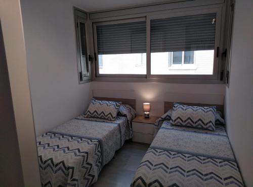 德尼亚Elegance的小型客房 - 带2张床和窗户