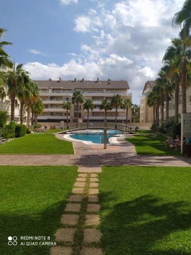 德尼亚Elegance的一座带游泳池和棕榈树的建筑