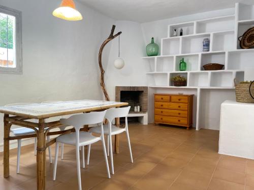 圣弗朗西斯科哈维尔Can Brilla的一间带桌子和白色椅子的用餐室
