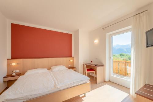 泰尔梅诺Sandhof的一间卧室设有一张床和一个大窗户