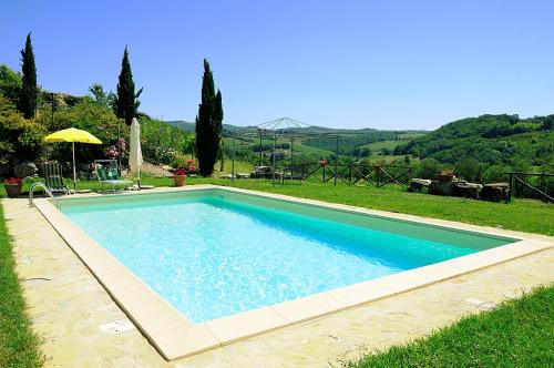 蒙特里久尼拉罗卡德拉马焦内农家乐的一个带田野的庭院里的一个大型游泳池