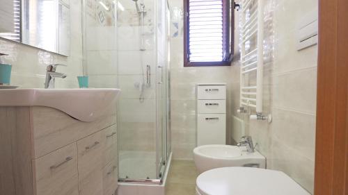 塔维亚诺Casa Manni Taviano-Salento的一间带水槽、淋浴和卫生间的浴室