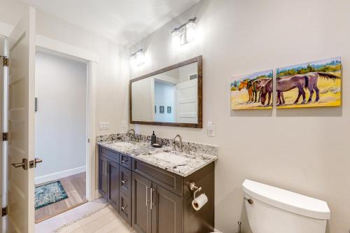 格兰德莱克Brand New Boardwalk Getaway的浴室设有2个水槽、卫生间和镜子。
