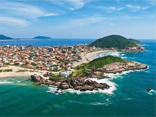 南圣弗朗西斯科Casa Enseada, Prainha, Praia Grande prox mar的海洋中的一个岛屿,有房子