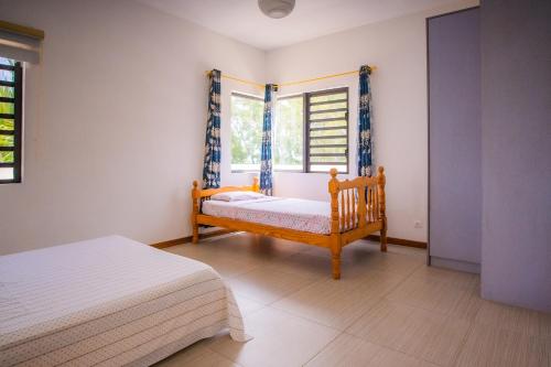 Villa Fitz: Sunlit Beach Getaway w/ Pool + WIFI客房内的一张或多张床位