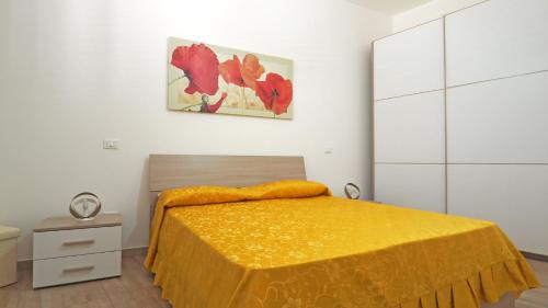 塔维亚诺Casa Manni Taviano-Salento的一间卧室配有一张黄色毯子床