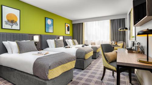 塔拉特广场酒店塔拉特的酒店客房配有两张床和一张书桌