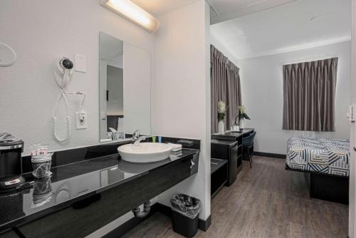 圣地亚哥圣地亚哥市中心6号汽车旅馆的一间带水槽和大镜子的浴室