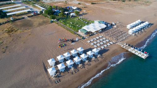 安塔利亚Lara Olympos Hotel的海滩上的度假村的空中景致