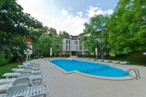 桑丹斯基Family Hotel Edia-Sandanski的一座带躺椅的游泳池和一座建筑