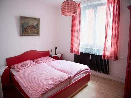 斯图加特Hotel-Restaurant Köhler的一间卧室设有红色的床和窗户。