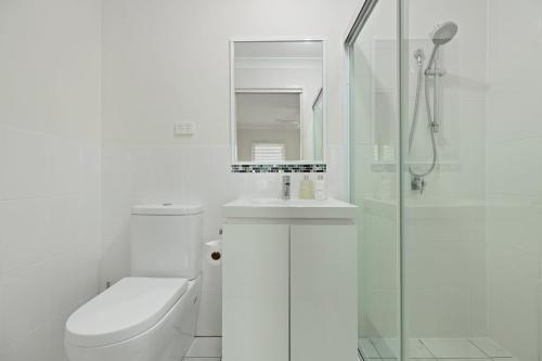 赫斯基森Rock Salt by Experience Jervis Bay的白色的浴室设有卫生间和淋浴。