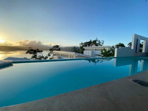 维拉港The Moso的蓝色游泳池,享有房子的景色