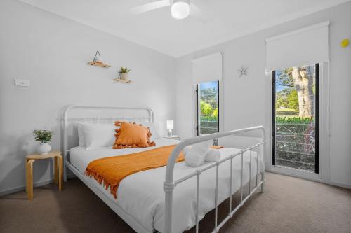赫斯基森The Oasis of Calm by Experience Jervis Bay的白色的卧室设有床和窗户