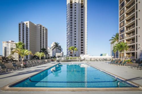 檀香山威基基班延雅诗顿酒店的一座位于城市中心,拥有高楼建筑的游泳池