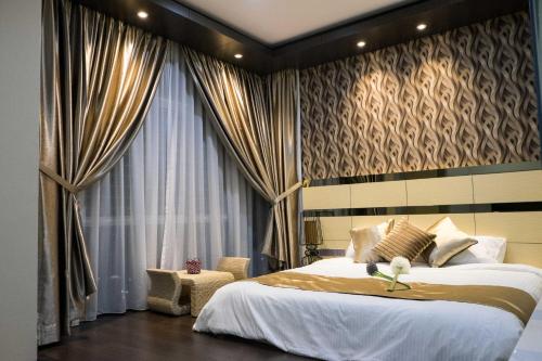 适耕庄Pearl Rice Garden Japanese Style 米樂坊頂層日式高级公寓的一间卧室设有一张大床和一个窗户。