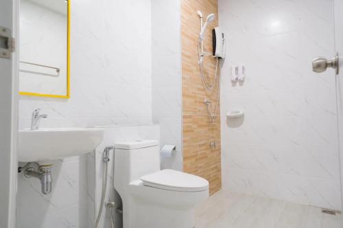 Ban Khlong WaSritrang Residence的白色的浴室设有卫生间和水槽。