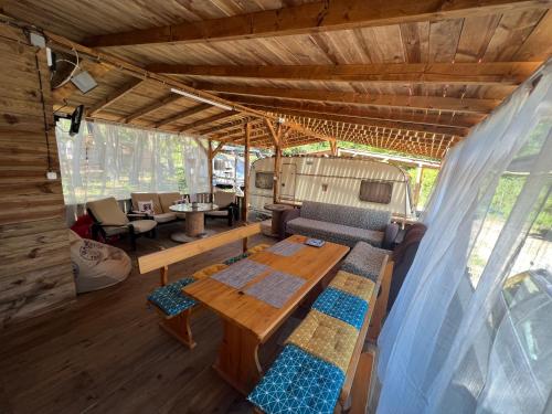 索佐波尔Каравана Чайка的客厅配有木桌和沙发
