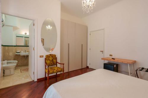塔兰托Ai Marinai的一间卧室配有一张床和一把椅子,还有一间浴室