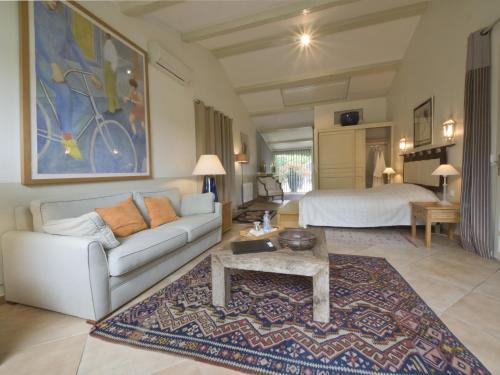 法扬斯贝古德帕斯库昂酒店的客厅配有沙发和1张床