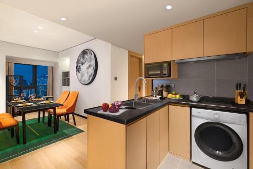 成都成都馨乐庭高新公寓酒店的一个带水槽和洗碗机的厨房