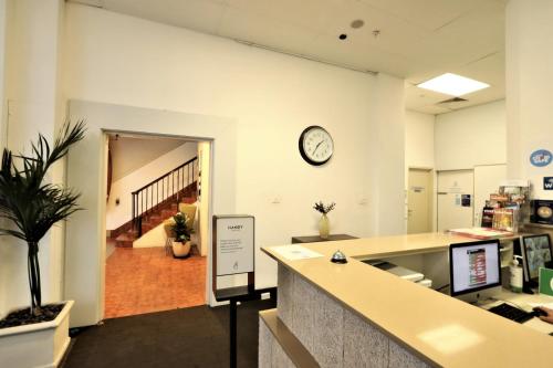 悉尼悉尼小憩酒店的办公室,墙上有一张桌子和闹钟