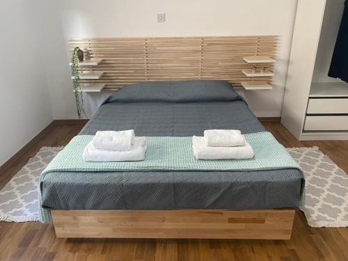 帕福斯Lovely studio apartment in Pafos的一间卧室配有一张床,上面有两条毛巾