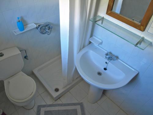 里瓦的亚Castellania Hotel Apartments的浴室配有白色卫生间和盥洗盆。