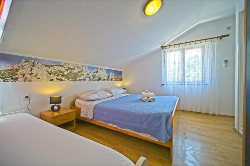 波梅纳Guest House Matana Pomena的一间卧室设有两张床和窗户。