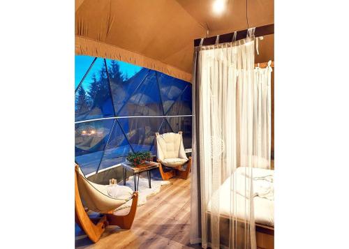 ÇivrilÇatı Katı Bungalow & Dome的带帐篷、床和窗户的客房