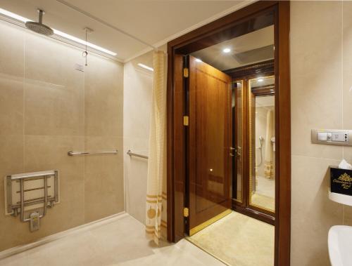 伊斯坦布尔Ottoman's Life Hotel Deluxe的带淋浴的浴室和玻璃门