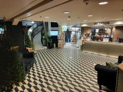 坦佩雷Lapinniemen kattohuoneistot Tampereella的一个带沙发和结账柜台的商店大堂