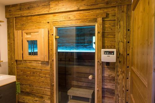 瓦尔德明兴Chalet am Ölberg mit Badefass und Altholzsauna的小木屋内带淋浴的浴室