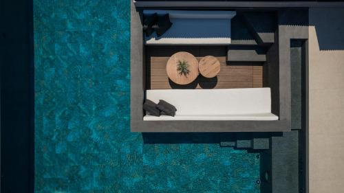 查加基恩SEA ZANTE Luxury Beachfront Retreat的 ⁇ 染带游泳池的房子