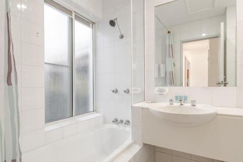 伦诺克斯角Quarterdeck Unit 2 - Lennox Head的白色的浴室设有水槽和浴缸。