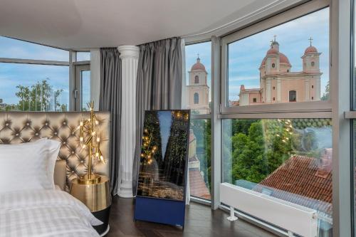 维尔纽斯St Palace Hotel的一间卧室设有一张床和一个大窗户