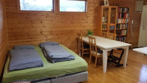 TimeOne-room cabin without shower的客房设有书桌、桌子和桌椅。