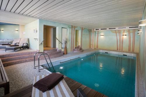 维林根Hotel Garni Fürst von Waldeck的一座带游泳池的大楼内的大型游泳池