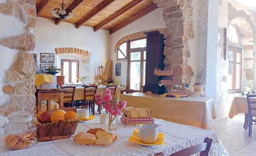 阿尔布斯Agriturismo Gragonti, Arbus Costa Verde的一间房间,配有一张桌子,提供面包和食物篮