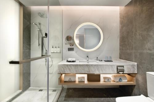 深圳深圳花园格兰云天大酒店-免费迷你吧&延迟14点离店的一间带水槽和镜子的浴室