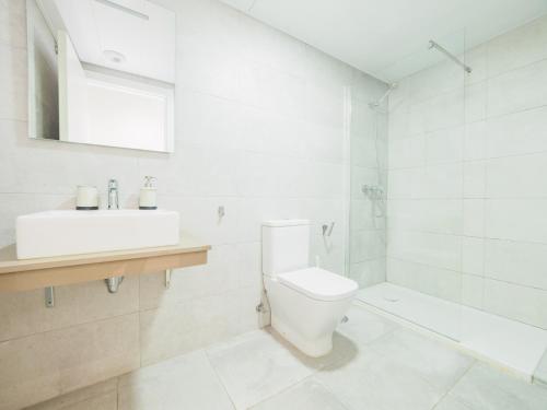 马拉加Cubo's Sea View Pacifico Street & Free Parking的白色的浴室设有卫生间和水槽。