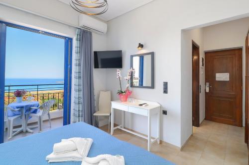 干尼亚亚历克西斯酒店 的一间卧室配有一张床,享有海景