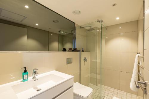 开普敦Docklands Luxury Two Bedroom Apartments的浴室配有白色水槽和淋浴。