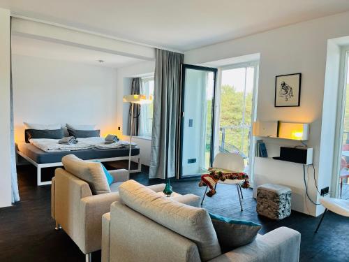 宾茨Haus Zudar / Prora的客厅配有沙发和1张床