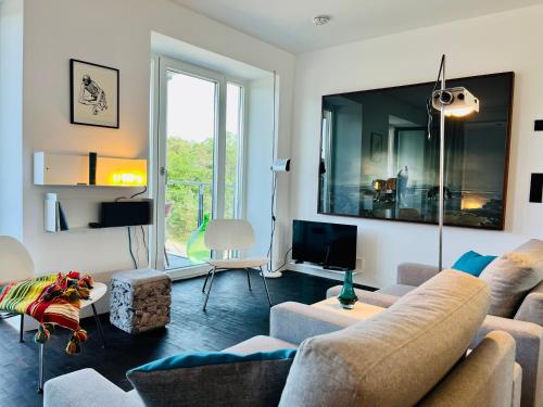 宾茨Haus Zudar / Prora的带沙发和电视的客厅