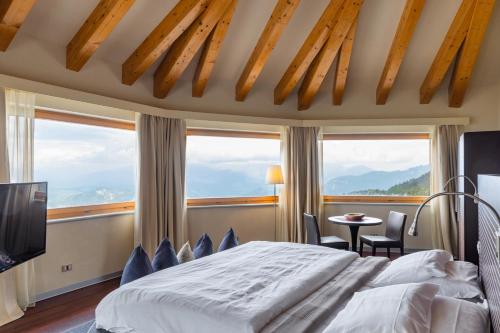 诺支诺尔杰酒店的一间卧室设有一张大床和大窗户